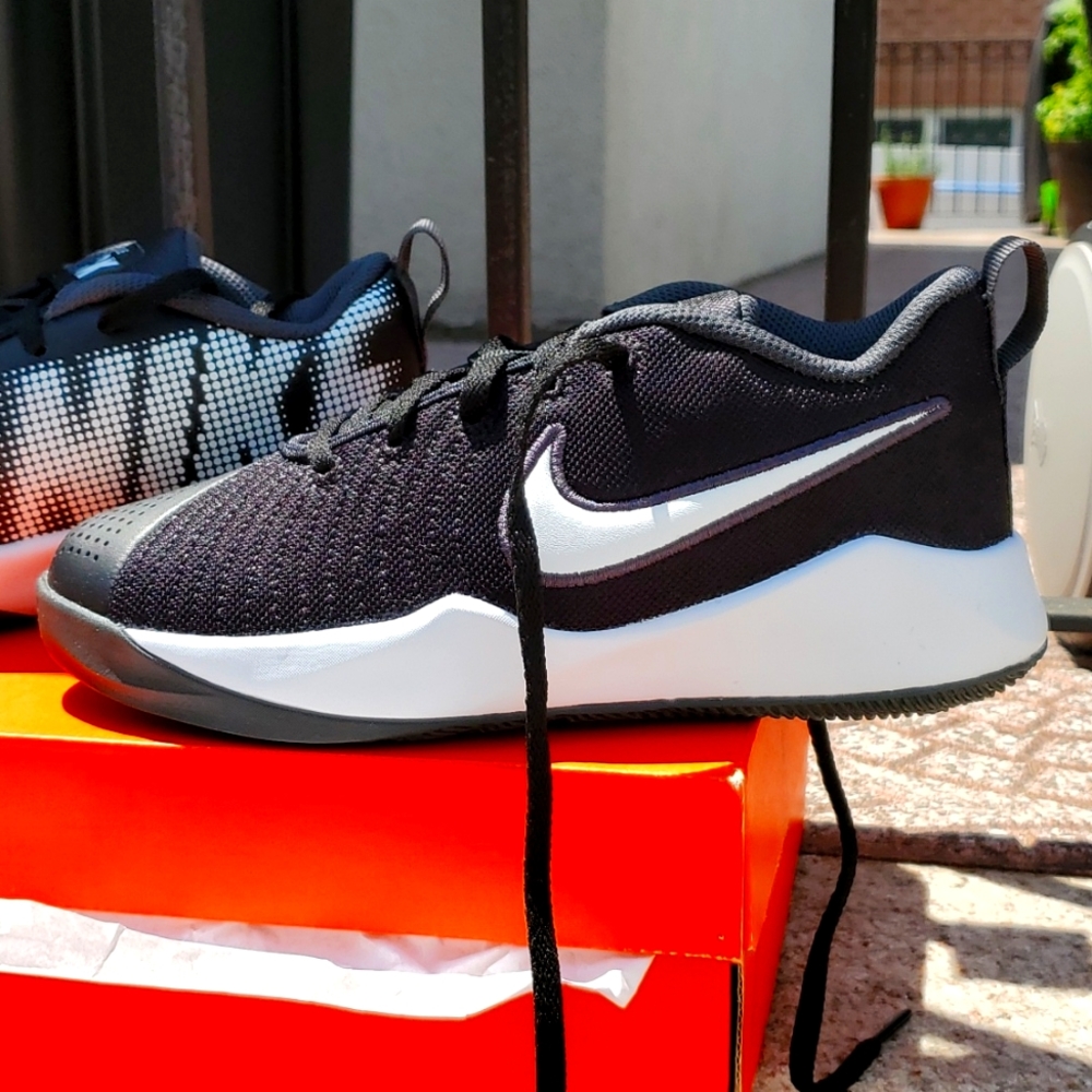 NEW Nike Team Hustle Quick 2 Basketball Sneakers